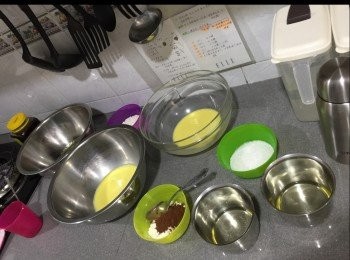 step1: 準備好材料
3隻蛋黃同全蛋打勻加入牛奶拌勻
油加熱150度10-15分鐘，飾入全部粉，拌勻，倒回蛋黃糊拌至冇粒，備用