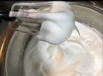 step4: 打至濕性發泡，勾勾向下