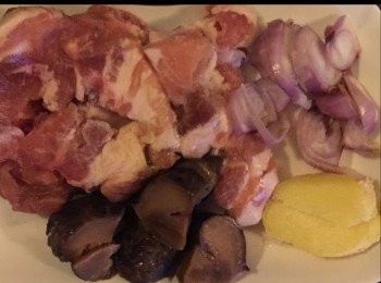 step2: 12oz 肉排，洗淨過冷河備用。
2隻香茹，浸好後切片備用。
2粒乾紅葱頭切碎備用。
1罐細椰奶。
適量植物油。
少許青菜

1/2 邊細芋頭。
3片薑。
少許蔥。