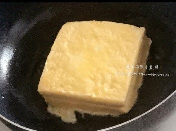 step4: 落油到煎pan到3-4湯匙，見油滾（用筷子/夾看有無起泡，如起泡代表油夠滾）