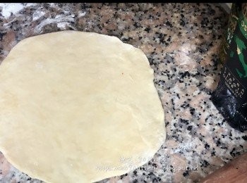 step7: 工作台上灑少許麵粉，再用乾木棍碌成薄片。