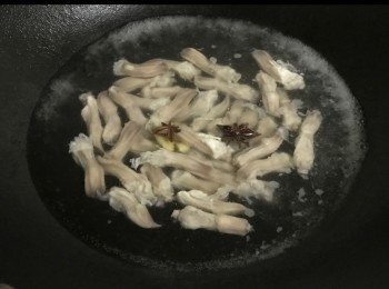 step1: 急凍鴨舌先用清水沖洗乾淨，索乾表面水份。
煮鍋放入煲滾放入鴨舌丶雞粉丶八角丶薑片，煮5分鐘至熟透。