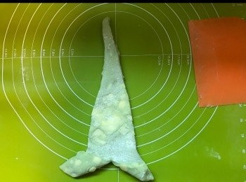 step18: 捲成<span class="group_1">牛角包</span>形。