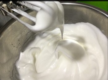 step2: 蛋白同糖打至濕性勾勾
蛋白糊分2-3次同蛋黃糊拌勻