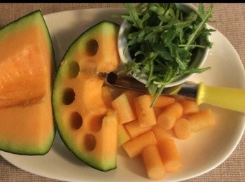 step2: 1/2邊蜜瓜。
2湯匙白酒。
3片薑。
3瓣大蒜。
一小撮火箭菜。
少許鹽，糖和胡椒粉。
少許車厘茄子。
少許玉米粉。