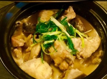 step6: 芋頭去皮並切成小塊，用蒸盆將它蒸至半熟後，放入一個瓦煲內，再加入己炒好的肉排和香菇一起煲至熟再加上椰奶，少許水和調味料便可。上桌時加少許蔥花 （如果有芹菜更皆）。

附註：
去芋頭皮和切時，最緊要戴上膠手套，不然便會手很痕癢。



想知道我更多食譜，可去我Facebook 專頁。
https://m.facebook.com/carlineki/