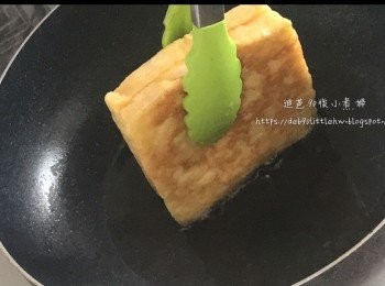 step5: 麵包去煎，兩面及上下左右炸至金黃色（脹身便可）。