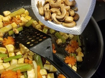 step7: 汁料煮滾後即可熄火，加入腰果炒勻即可(腰果熄火後才加入，不要煮腰果，否則腰果索了汁液會淋身影響脆效果)