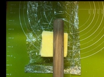 step5: 將120g牛油包上保鮮紙，用木棍打鬆。