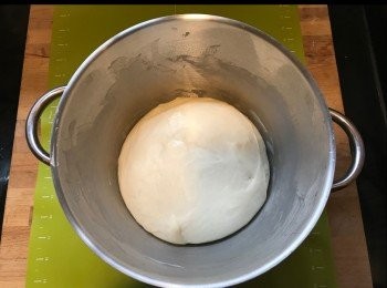 step1: 將<span class="group_1">麵包團</span>材料用廚師機打好，發酵大至兩倍。