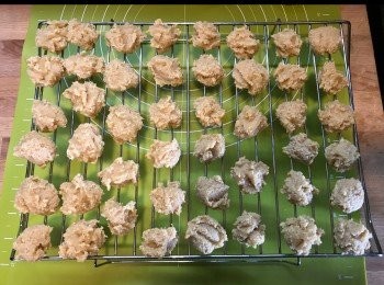 step5: 焗爐預熱170度，焗8-10分鐘。
放涼後就食得！
注意：呢款係淋身曲奇