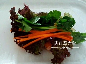 step3: 順次序鋪上沙律菜、青瓜絲、紅蘿蔔絲、芫荽及數片薄荷葉