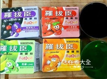 step1: 每盒啫喱粉以100ml熱水拌勻至粉粒完全溶解，再加100ml飲用水拌勻倒入盛器，放入雪櫃雪約四小時至硬身，啫喱糖脫模切粒備用