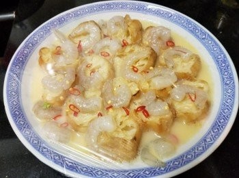 step6: 將油條放先再將蝦仁放面，再撒上少少辣椒絲，用保鮮紙或錫紙封好