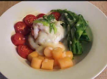 step5: 與此同時做白汁：將所有白汁配料倒入鍋中，慢慢攪勻直至成醬汁。

上桌時將白汁淋上魚柳上，加蜜瓜，車厘茄子和蔬菜作伴碟，再灑少許火箭菜於面便成。



想知道我更多食譜，可去我Facebook 專頁。
https://m.facebook.com/carlineki/