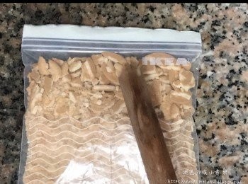 step1: 將馬利餅放進密實袋，用木棒輾成餅碎，壓成幼身，入口更佳。