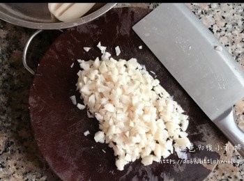 step2: 把蓮藕切成幼粒和魚肉拌勻。