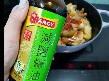 step7: 加水和<span class="group_3">調味</span>料...滾起試味... 中火煮至雞件九成熟!