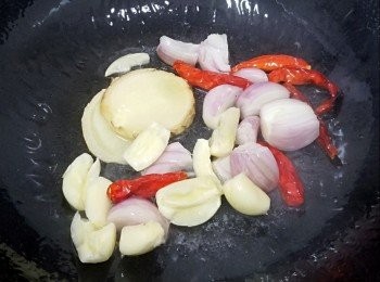 step5: 先落少許油爆香乾蔥頭、蒜、薑、乾辣椒!