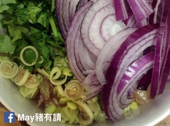 step2: 紅洋蔥切絲、芫荽葉略切、芫荽莖切碎、羅勒葉略切、香茅切碎。