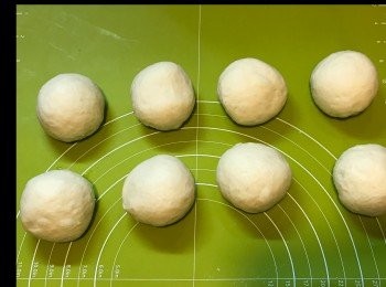 step2: 粉團排氣後分成八份。
修圓後放十分鐘。