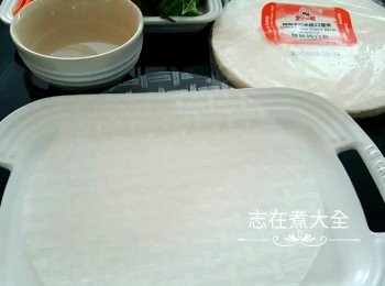 step2: 米紙用掃塗上食用水至軟化