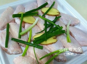 step1: <a href="https://bit.ly/3zHU5V3" target="_blank" data-keyword="雞翼" class="guide-link"><strong>雞翼</strong></a> <span style="display:inline-block;vertical-align:middle;margin-top:-3px;color:initial;border-radius:3px;padding:2px 3px;font-size:12px;line-height:14px;background:#87d300;color:#fff;">即買</span> 解凍後吸乾水，加入薑蔥中火蒸約12至15分鐘