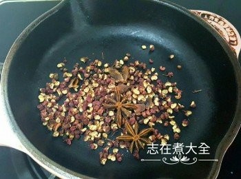step4: 白鑊炒香花椒八角備用