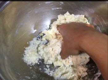 step2: 1）全部<span class="group_1">材料</span>用手搓勻