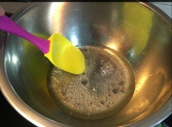 step3: 煮到100度以上有蝦眼水，煮多1分鐘，加入低筋麵粉（小心一d）
煮到拌成團