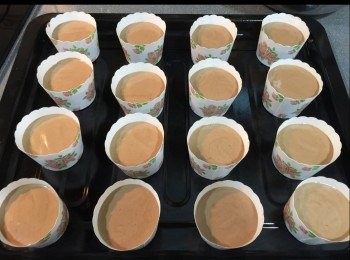 step5: 蛋白糊分3-4次加入朱古力糊
倒7成滿
入爐前凳一凳走內有空氣