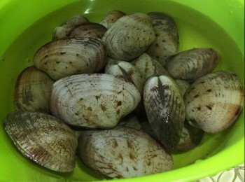step5: 大蜆放在鹽水中吐沙約2小時，用清水洗淨，備用。
中蝦洗淨，剪掉蝦腳，備用。
魷魚洗浄，用廚房紙抹乾水份，切圈，備用。