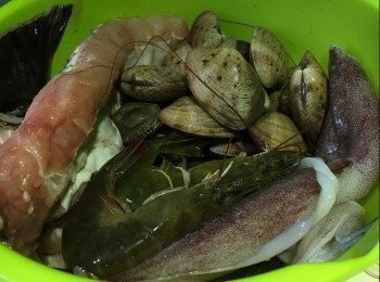 step3: 材料：(2-3人份量)
大蜆 1斤
龍躉 12両
中蝦 10隻
魷魚 1隻
洋蔥 半個(切粒)
蒜茸 1湯匙
乾蔥茸 1湯匙
檸檬汁 2湯匙
紅辣椒 2隻（切圈)
香葉 2片
白酒 半杯
清雞湯 半杯
無鹽牛油 少許
黑胡椒 少許
海鹽 少許
番茜(Parsley) 少許