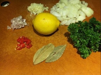 step4: 龍躉洗淨，用廚房紙抹乾水份，切件；依次序拌入胡椒粉少許，鷹粟粉1茶匙及油少許，備用。