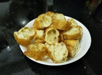 step2: 油條，半份多少少，切開 10 至 12份