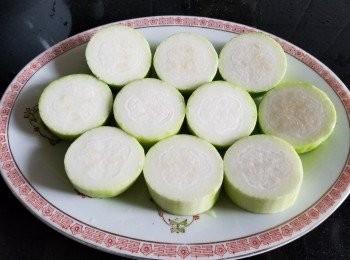 step1: 節瓜，去皮後切件，要配合瑤柱高度