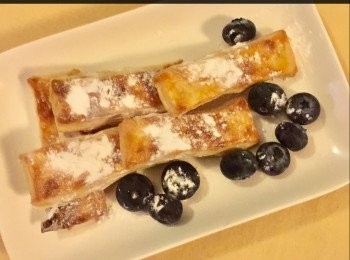 step3: 烘烤後的酥條，落少許蜜糖和撒上糖粉，以一些藍莓伴碟便可。


想知道我更多食譜，可去我Facebook， 專頁。
https://m.facebook.com/carlineki/