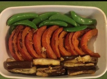 step4: 準備烤爐預熱至210C。
首先將烤盆用少許油塗抹上，以防會沾著蔬菜。然後將蔬菜塊排好在烤盆內，用小刷子塗抹上欖橄油，少許鹽和胡椒粉一起，放入烤爐內烤約40-50分鐘，直至蔬菜塊外皮表面呈黃褐色及熟透。
 
 
注意：烤蔬菜塊時偶然要翻轉底至面，使橄欖油均勻沾於蔬菜表面上，並免黏底。