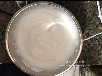step3: 加入煉奶和忌廉打勻至6 -7成企身，再加入雲利拿香草精打至8 成企身。