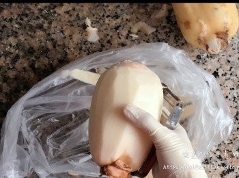 step1: 先把蓮藕去外皮,，切成薄件，清洗備用。