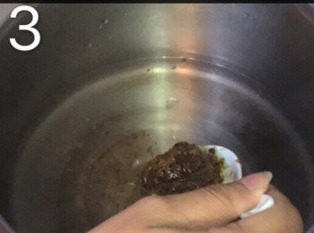 step5: 加入溶解的魚膠水，拌勻熄火。