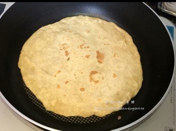 step8: 開小火加入百益Gran cru特純橄欖油，加入皮放在鍋子上煎，看見底部已經金黃色便可以翻面，再煎另一面。