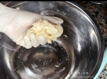 step4: 用手搓至滑身。用保鮮膜包起放在冰箱讓麵筋休息15分鐘左右（可準備其他材料。）