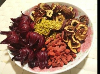 step1: 材料洗乾淨，大火滾起後放入全部材料，再次滾起後轉小火煮10分鐘，焗10分鐘，隔渣完成。