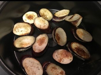 step2: 因為矮瓜比較慢熟，所以釀好矮瓜，先將矮瓜煎熟，撈起備用。