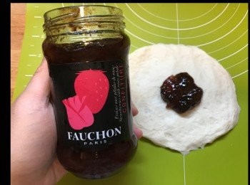 step5: 將粉團壓平，加入玫瑰士多啤梨醬。
（呢隻好好食！）
注意唔好加太多，否認會焗到個包爆哂！