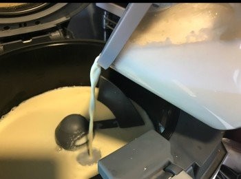 step5: 打完第二次，豆漿顏色會比較黃，豆渣比較白！
即是精華落哂豆漿度啦！
將豆漿熟熱。