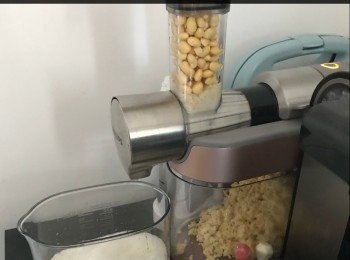 step3: 我用榨汁機打！
一半水，一半黃豆一齊打。