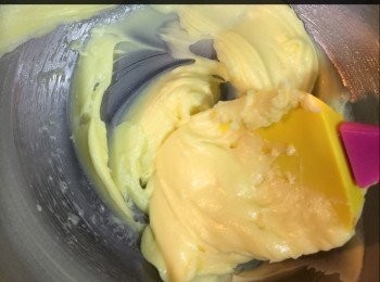 step2: 牛油用糖粉用叉打勻
拌至無粒