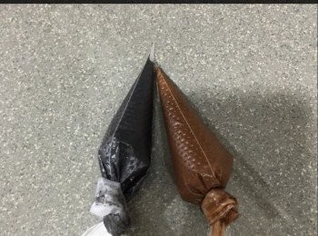 step3: 留起面糊2-3匙
一份加入黑可可粉
另一份加入可可粉
入唧花袋